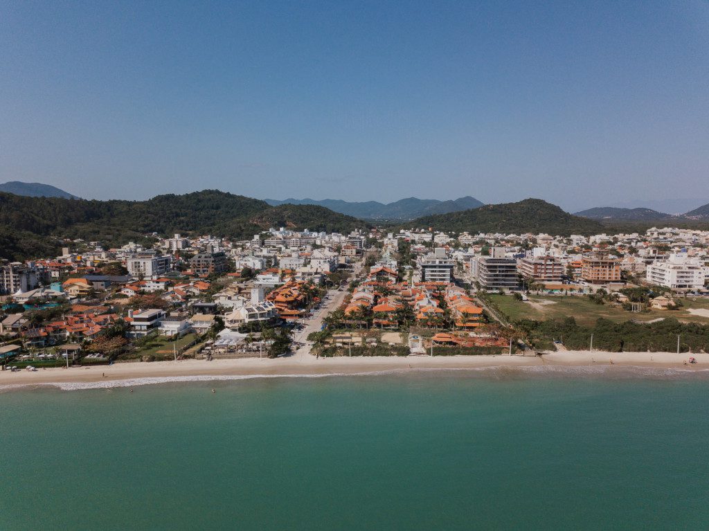 Foto que ilustra matéria sobre praias em  Florianópolis mostra a Praia de Jurerê