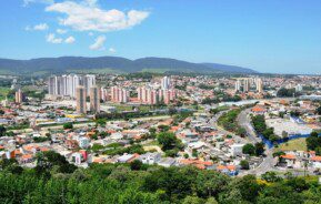 imagem aérea da cidade de jundiaí. Mostra as principais avenidas, prédios e áreas verdes da cidade