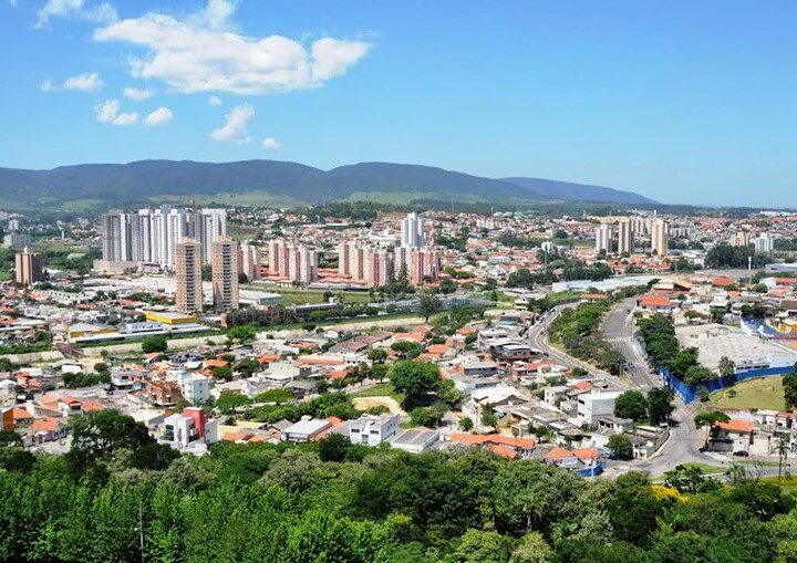 imagem aérea da cidade de jundiaí. Mostra as principais avenidas, prédios e áreas verdes da cidade