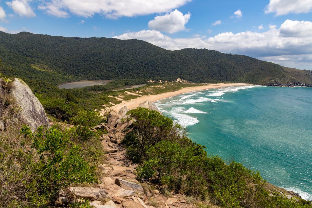 Foto que ilustra matéria sobre praias em  Florianópolis mostra a Praia Lagoinha do Leste