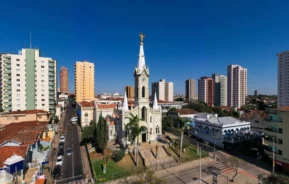 Imagem da vista aérea de Uberaba, em Minas Gerais, mostra a Catedral Sagrado Coração de Jesus, prédios, casas e avenidas do local para ilustrar matéria sobre a cidade mais barata do Brasil