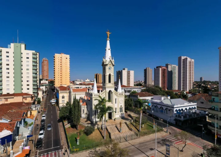 Imagem da vista aérea de Uberaba, em Minas Gerais, mostra a Catedral Sagrado Coração de Jesus, prédios, casas e avenidas do local para ilustrar matéria sobre a cidade mais barata do Brasil