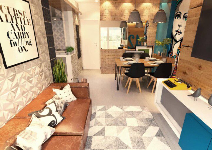 Foto que ilustra matéria sobre decoração de sala pequena mostra um ambiente de um apartamento. À direita, uma parede revestida com um painel de madeira suporta uma TV com um pequeno rack abaixo. À esquerda da imagem, encostado na parede da frente, um sofá de couro marrom. No meio há um tapete com losangos em preto e branco. Ao fundo, uma sala de jantar integrada, com uma mesa e quatro cadeiras e a pintura de uma mulher em uma das paredes.