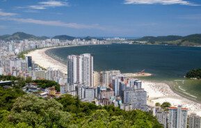 vista aérea da orla da cidade de santos, capa do conteúdo de melhores praias de santos