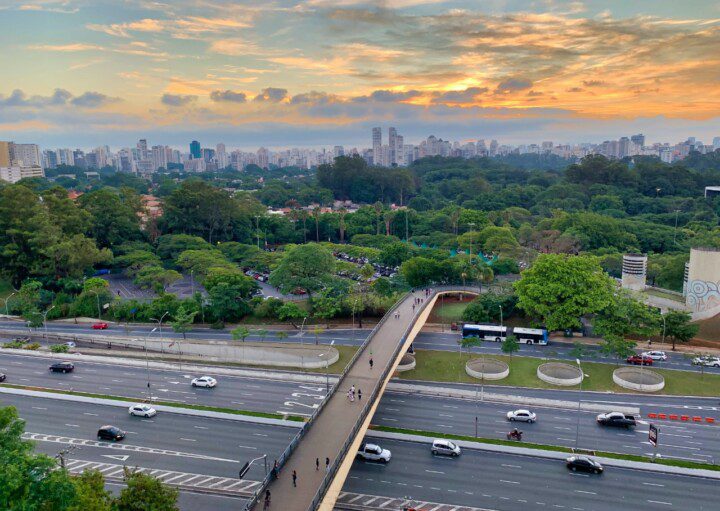 Vista panorâmica de uma ponte sobre uma rodovia que permite atravessar para um parque em Guarulhos.