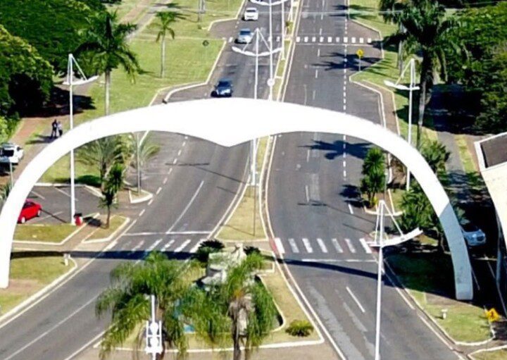 Foto que ilustra matéria sobre a cidade de Americana mostra o portal de entrada do Município.