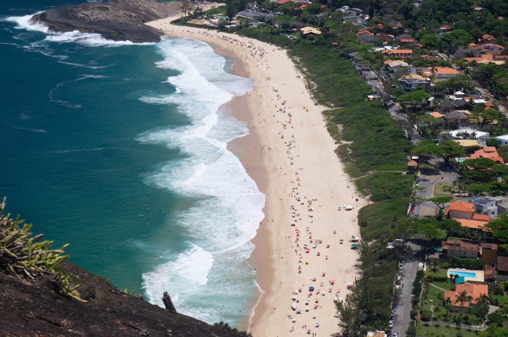 Foto que ilustra matéria sobre praias em Niteroi mostra o Costão de Itacoatiara