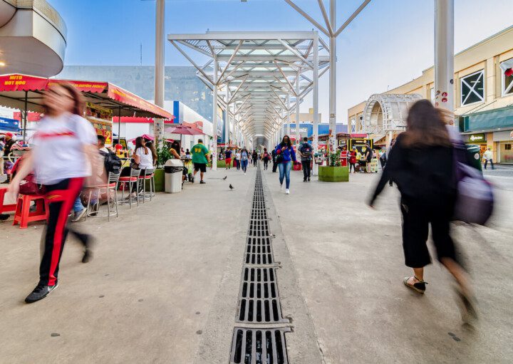 Foto que ilustra matéria calçadão de osasco mostra o calçadão de osasco com pessoas circulando