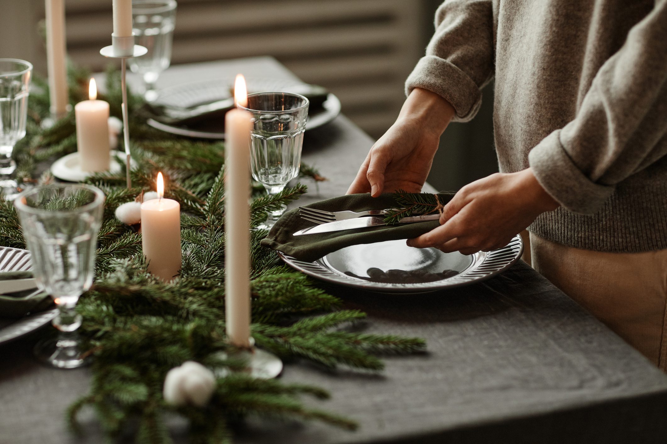 Imagme de uma mesa posta decorada para o Natal.