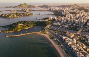 Foto que ilustra matéria sobre praias de Vitória, no Espírito Santo, mostra imagem aérea da Praia de Vitória no Espírito Santo