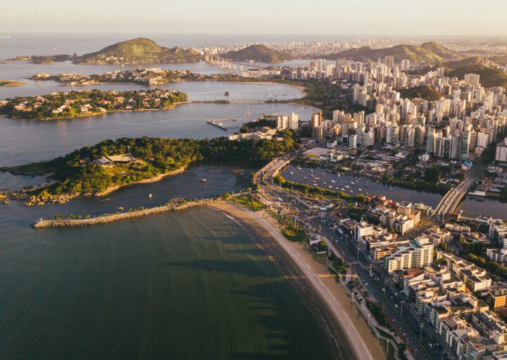 Foto que ilustra matéria sobre praias de Vitória, no Espírito Santo, mostra imagem aérea da Praia de Vitória no Espírito Santo