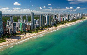 Vista aérea da orla da cidade de Recife, ilustrando artigo sobre as melhores praias de Recife