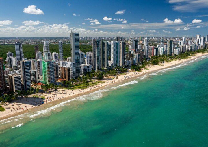 Vista aérea da orla da cidade de Recife, ilustrando artigo sobre as melhores praias de Recife