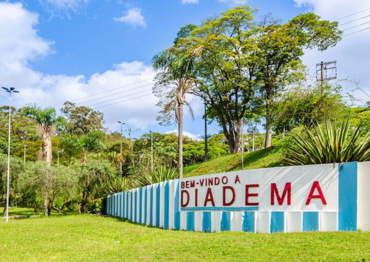 Foto que ilustra matéria sobre bairros Diadema mostra o Letreiro da cidade de Diadema