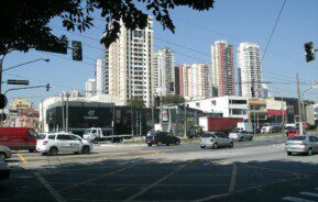 Foto que ilustra matéria sobre bairros bons e baratos de SP mostra um trecho da Avenida Salim Farah Maluf, na Mooca, com carros transitando em primeiro plano e grandes prédios residenciais ao fundo.