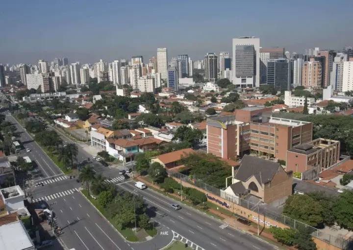 Imagem da vista urbana da Zona Norte de São Paulo mostra casas, prédios, avenidas e vegetação para ilustrar matéria sobre casas para alugar na Zona Norte de SP