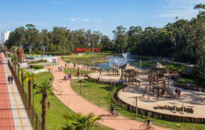 vista aérea do Parque Municipal Getúlio Vargas, em Canoas. Imagem mostra pessoas andando pelas pistas de cooper, andando de bicicleta e árvores em volta - imagem da Prefeitura de Canoas