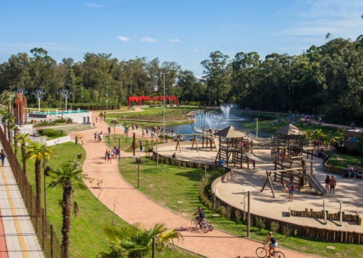 vista aérea do Parque Municipal Getúlio Vargas, em Canoas. Imagem mostra pessoas andando pelas pistas de cooper, andando de bicicleta e árvores em volta - imagem da Prefeitura de Canoas