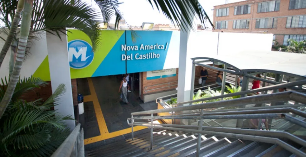 Imagem que mostra a entrada da Estação Del Castilho para ilustrar matéria sobre quais os bairros da Zona Norte do RJ (Foto: Divulgação)