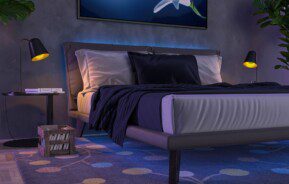 Foto que ilustra matéria sobre quarto neon mostra uma cama feita, com uma uma luz neon azul que aparece por detrás da cabeceira.