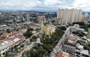 Imagem aérea de casas e prédios residenciais na Freguesia do Ó para ilustrar matéria sobre a Zona Norte de SP