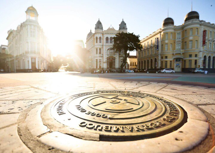 Foto que ilustra matéria sobre o que fazer em Recife mostra uma um pedaço do Marco Zero, conhecido como local de fundação da cidade, localizado no Centro Histórico.