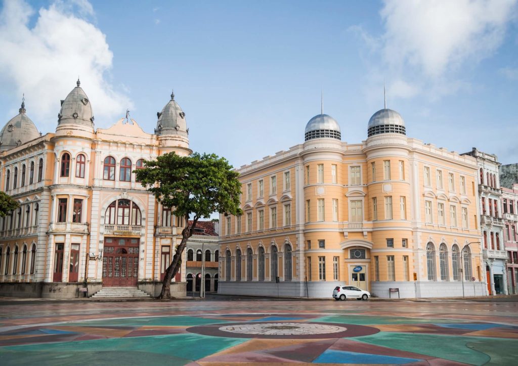 Foto que ilustra matéria sobre o que fazer em Recife mostra a Associação Comercial de Pernambuco e o Centro Cultural da Caixa