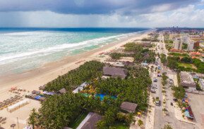 Foto que ilustra matéria sobre bairros de Fortaleza mostra uma vista aérea da Praia do Futuro