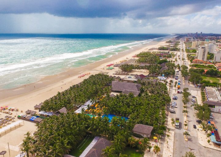 Foto que ilustra matéria sobre bairros de Fortaleza mostra uma vista aérea da Praia do Futuro