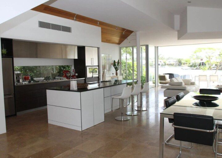 Mesa De Jantar Retangular De Madeira Branca Com Conjunto De Seis Cadeiras em uma cozinha americana