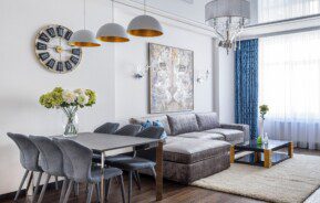 Decoração de sala de jantar com itens decorativos integrada com a sala de estar