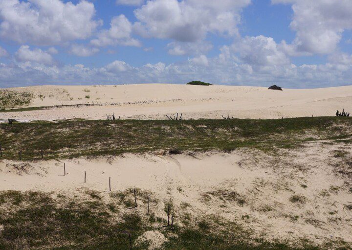 Foto que ilustra matéria sobre dunas em Fortaleza mostra as montanhas de areia da praia de Sabiaguaba