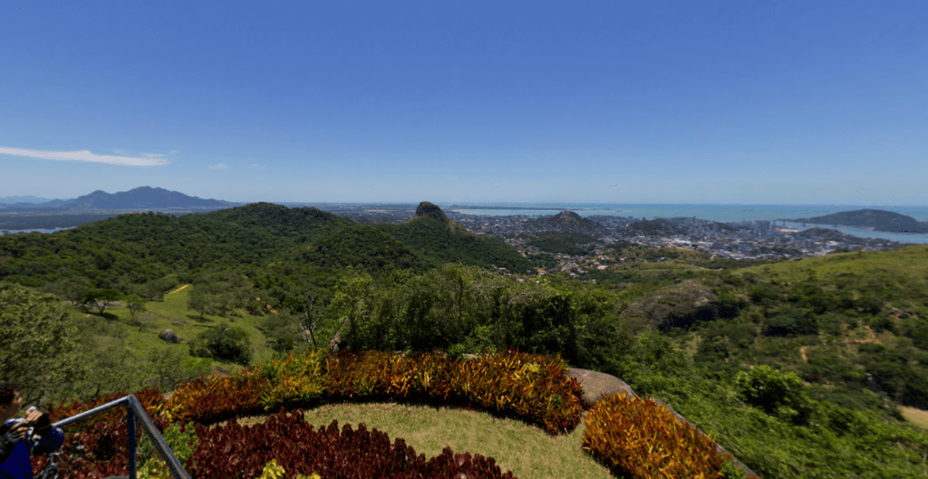 Imagem panorâmica da vista natural de um dos mirantes do Parque Fonte Grande  