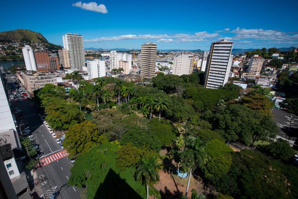 Imagem aérea do Parque Moscoso com vista para prédios ao redor do lugar 