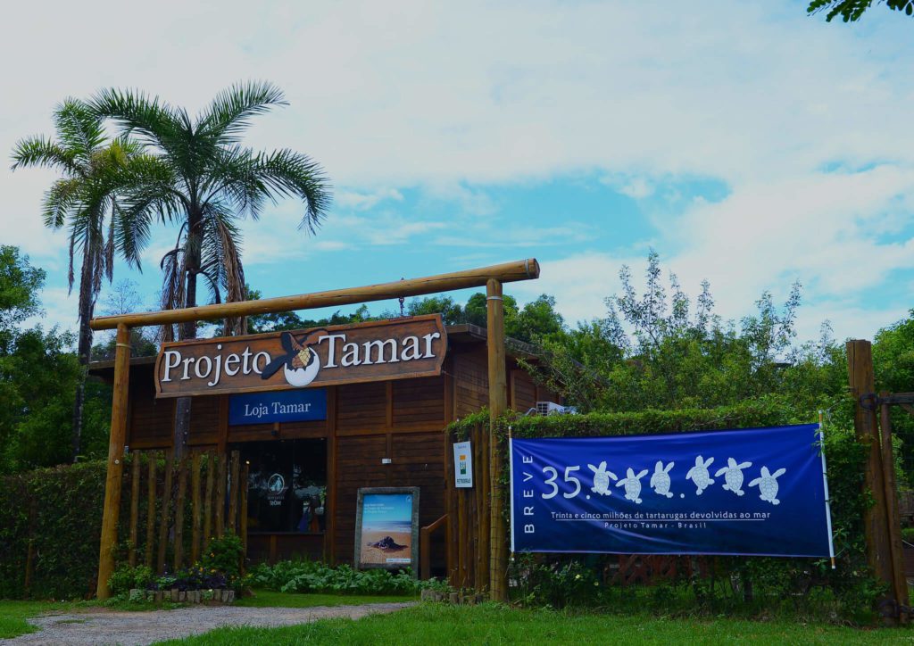 Imagem panorâmica da fachada de entrada do Centro de Visitantes Tamar Vitória