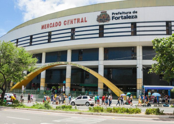 Foto que ilustra matéria sobre o Mercado Central de Fortaleza mostra a fachada do prédio onde funciona o mercado.