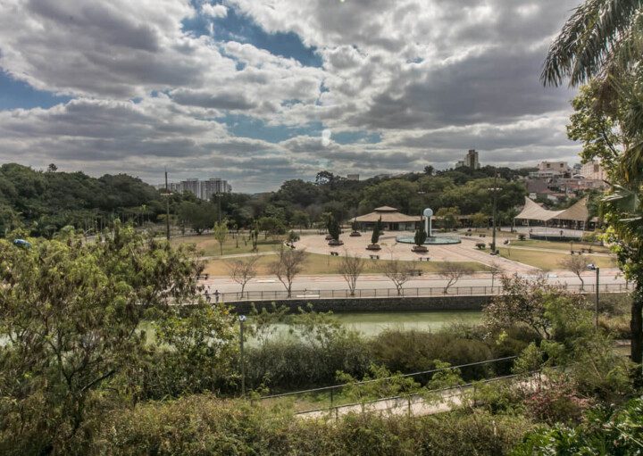 Foto que ilustra matéria sobre Parques em São Caetano do Sul mostra uma panorâmica do Parque Chico Mendes.