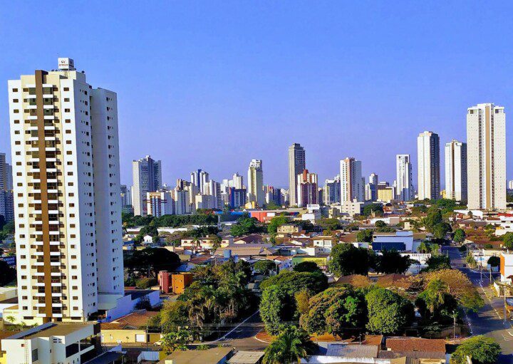 Foto que ilustra matéria sobre custo de vida em Goiânia mostra uma panorâmica do bairro setor Bueno, com árvores e casas mais baixas ao centro da imagem e prédios mais altos nas laterais e ao fundo.