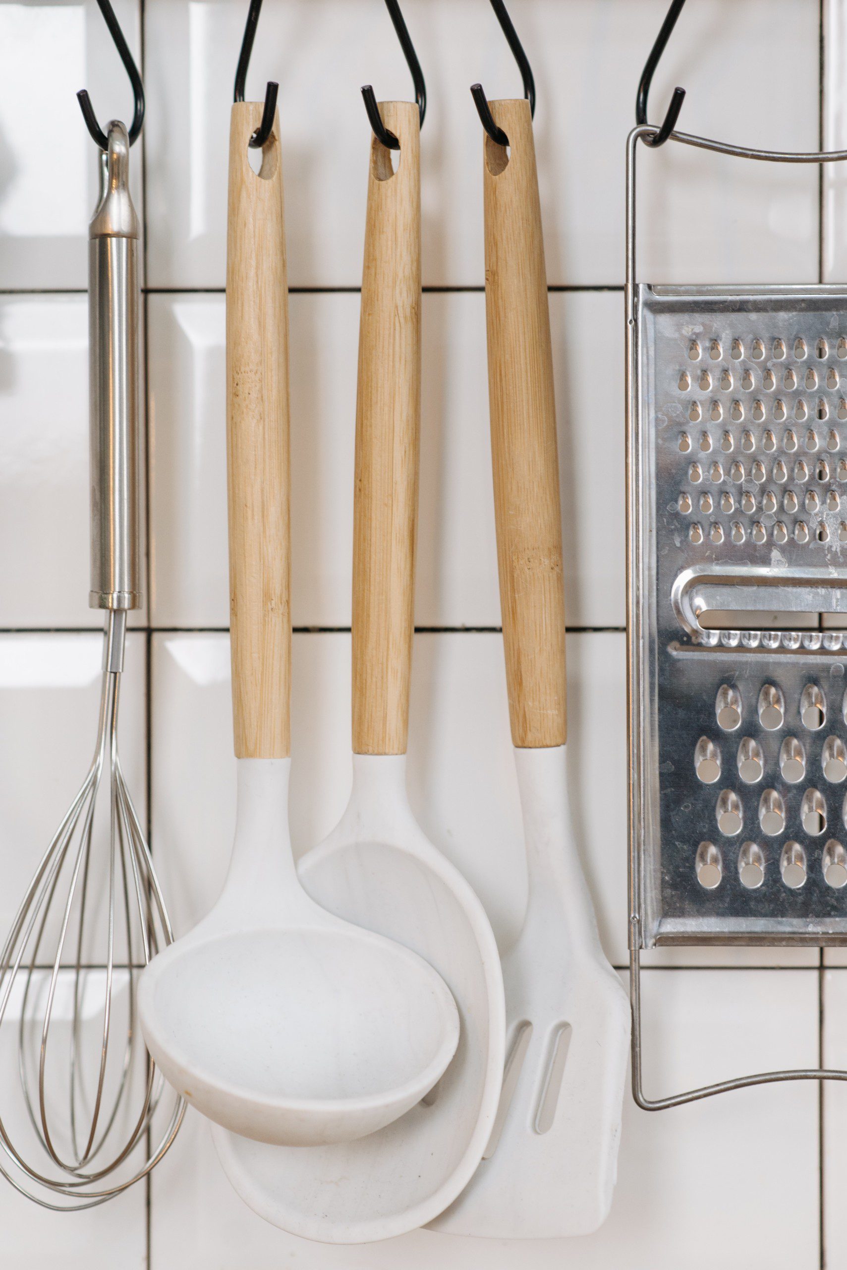 Ganchos com utensílios de cozinha pendurados