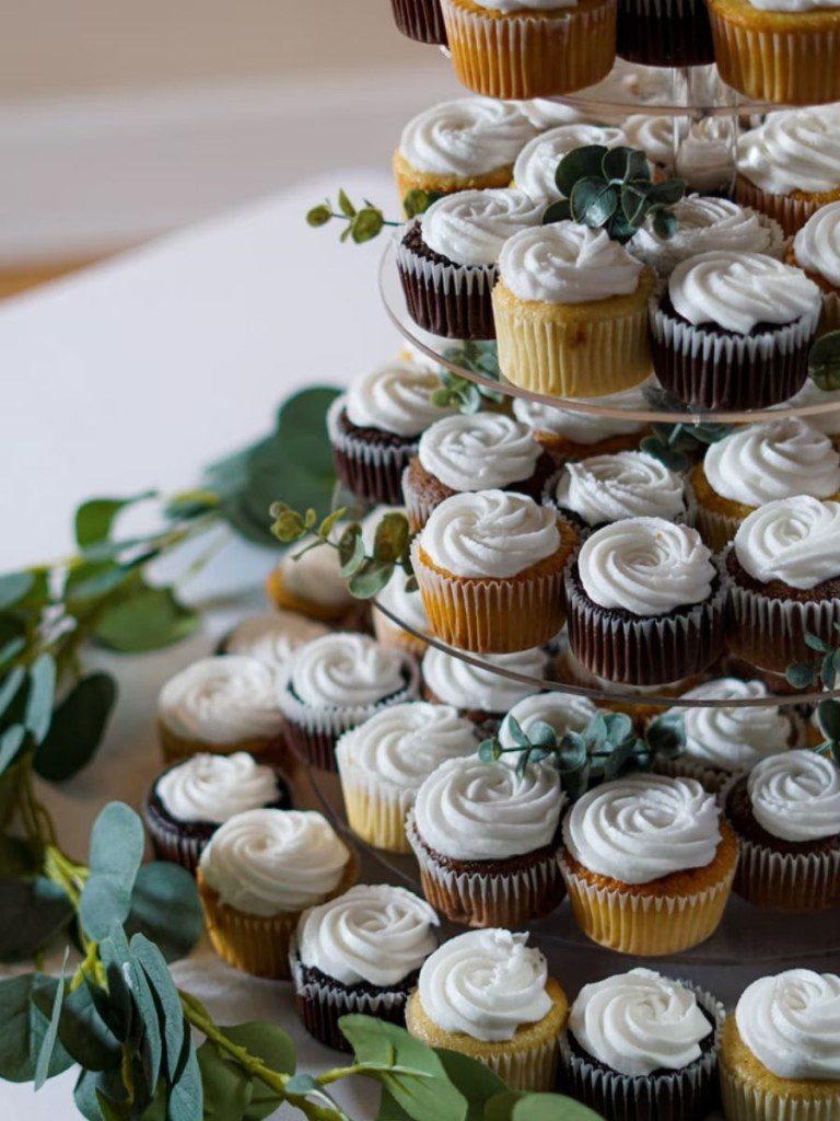 vários cupcakes em um expositor de docinhos