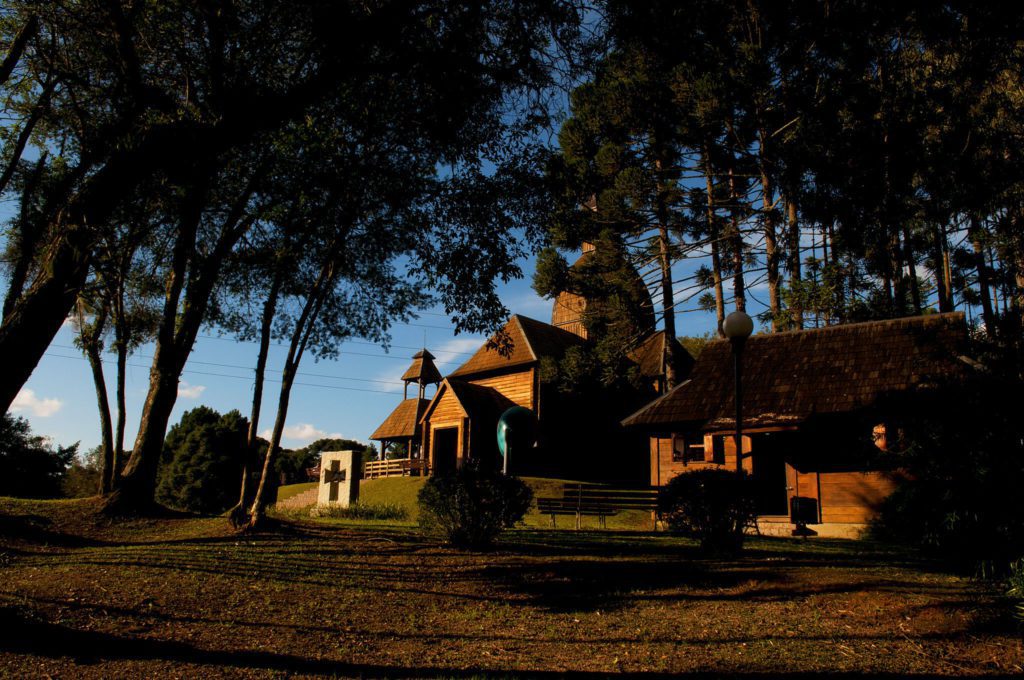 Foto que ilustra matéria sobre Parques em Curitiba mostra o Memorial Ucracniano