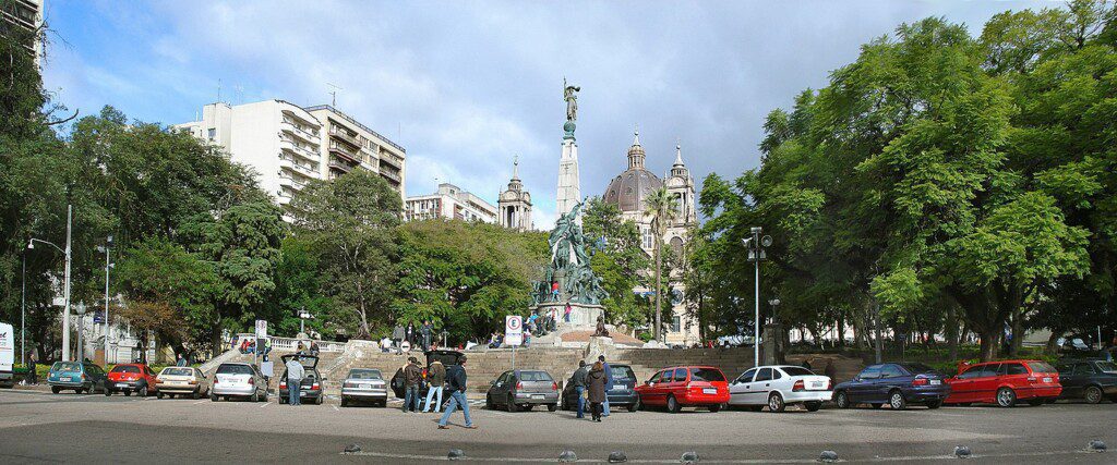 Foto que ilustra matéria sobre o que fazer em porto alegre mostra a Praça da Matriz