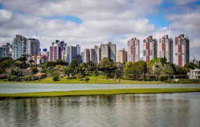 Imagem panorâmica da cidade de Curitiba.