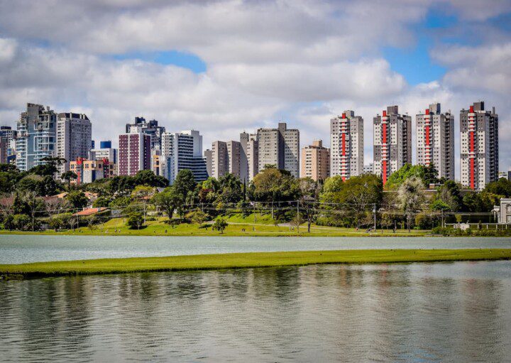 Imagem panorâmica da cidade de Curitiba.