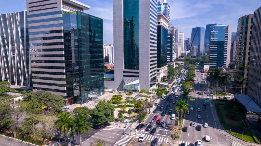 Imagem aérea da Avenida Brigadeiro Faria Lima, Itaim Bibi, mostra prédios comerciais e avenida com carros para ilustrar matéria sobre as cidades da Zona Oeste de São Paulo