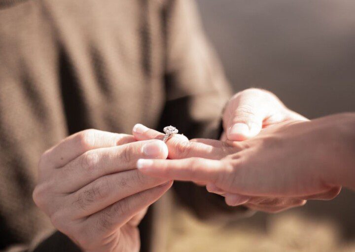 pessoa colocando aliança na mão da outra