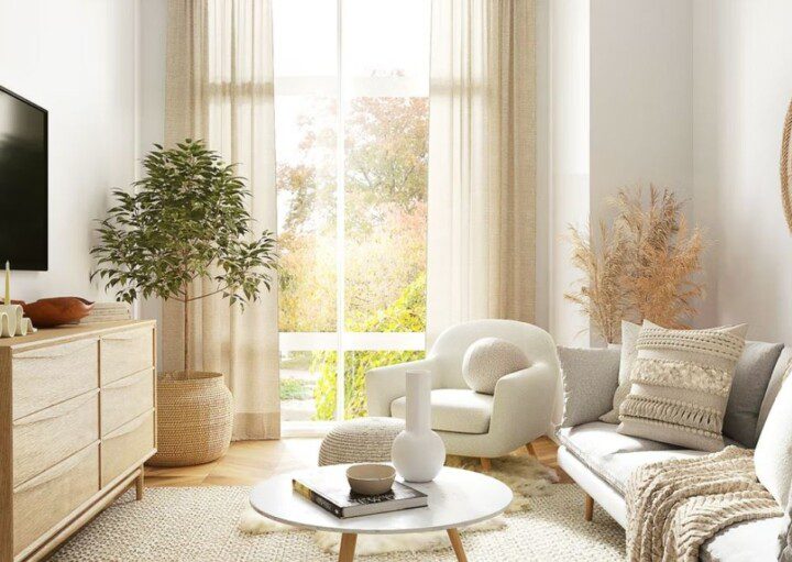 sala ampla bem iluminada, com sofá em L e televisão de tela plana, em decoração minimalista