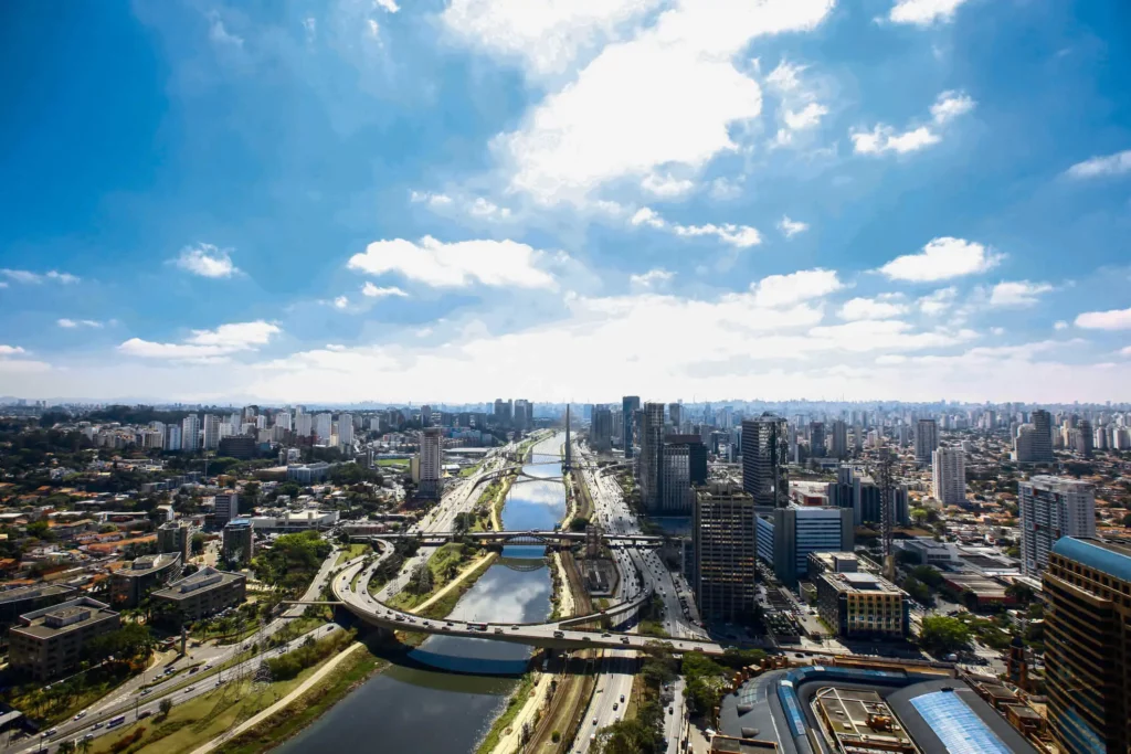 Imagem da vista aérea do rio Pinheiros para ilustrar matéria sobre quais são os melhores bairros da Zona Oeste de SP