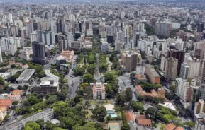 Imagem da vista aérea de BH mostra edifícios, avenidas e vegetação da cidade para ilustrar matéria sobre o que fazer em Belo Horizonte