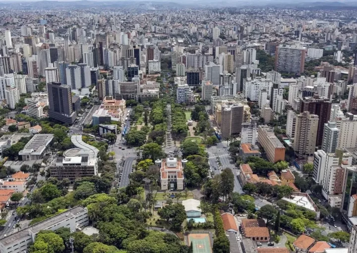 Imagem da vista aérea de BH mostra edifícios, avenidas e vegetação da cidade para ilustrar matéria sobre o que fazer em Belo Horizonte